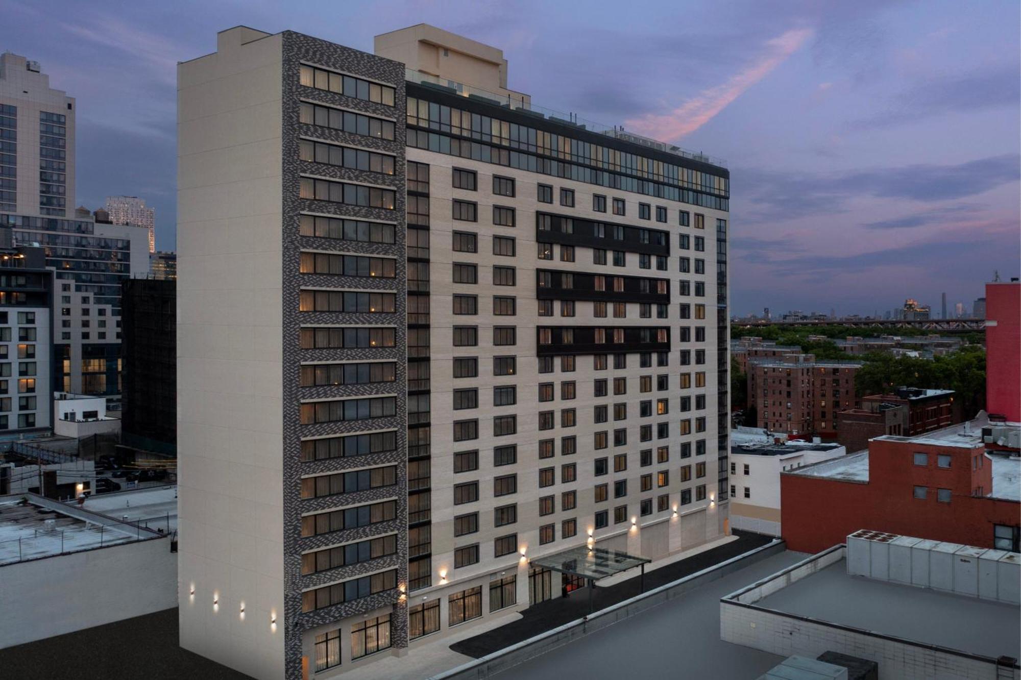 Springhill Suites By Marriott New York Queens Exterior photo